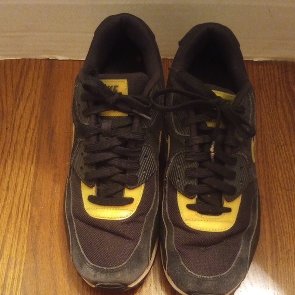 Nike Men's Black and Yellow Athletic Sneakers